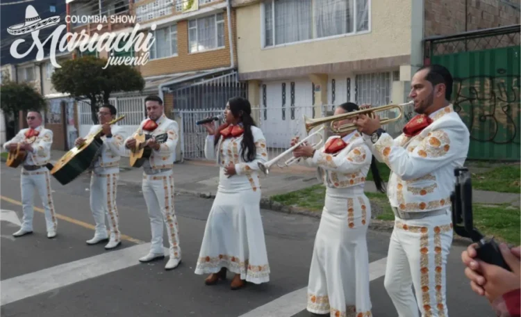 WhatsApp Image 2025-04-15 at 9.42.13 PM (1) Mariachis tocando en la calle